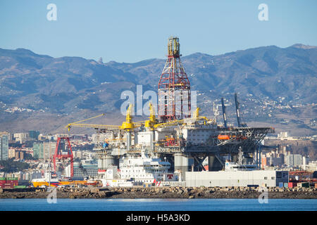 Bohrinseln in Las Palmas Hafen (Puerto De La Luz) auf Gran Canaria mit Stadt und die Berge im Hintergrund. Kanarische Inseln, Spanien. Stockfoto