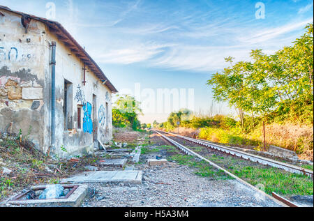 Verlassene Land Bahnhof im Sommer mittags Stockfoto