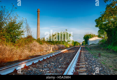 Verlassene Land Bahnhof im Sommer mittags Stockfoto