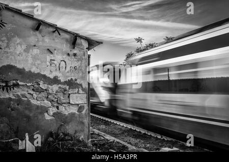 Zug in der Nähe eines verlassenen ländlichen Bahnhof in schwarz / weiß Stockfoto