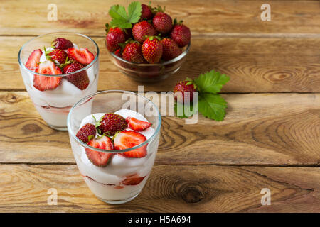 Sommer geschichteten Creme Dessert und Reife Erdbeere in Glasschale. Sahne mit frischen Erdbeeren. Stockfoto