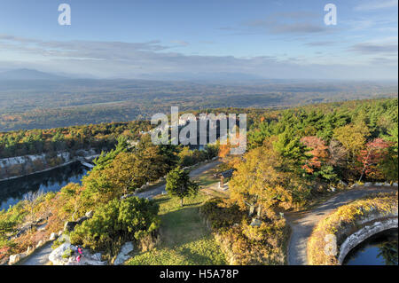 Blick von der Skytop auf der Mohonk Mountain House Resort (Baujahr 1879) und Mohonk See, Shawangunk Mountains, New York State, Stockfoto