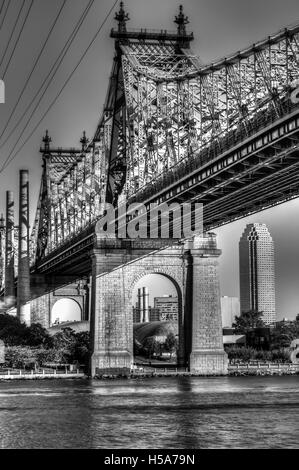 NEW YORK, NEW YORK - 2. Oktober 2010: Queensboro (Ed Koch/59th Straße) Brücke in schwarz und weiß, wie gesehen von Manhattan entfernt, mit einem Stockfoto