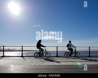 Southport Pier. Southport.Merseyside.England.UK. Menschen, die einige Herbst-Sonne zu genießen. 20. Oktober 2016 Stockfoto