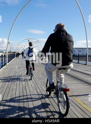 Southport Pier. Southport.Merseyside.England.UK. Menschen, die einige Herbst-Sonne zu genießen. 20. Oktober 2016 Stockfoto