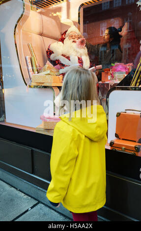 Vier Jahre alte Erika Bonet schaut auf eines der Weihnachten Fenster unter dem Motto wie "Shine on" im Sefridges-Kaufhaus in der Oxford Street im Zentrum von London zeigt. Stockfoto