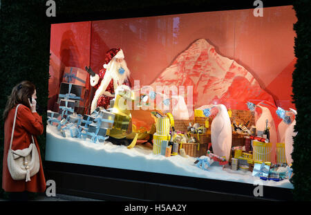 Eine Frau sieht in einem der Schaufenster Weihnachten Themen wie "Shine on" im Sefridges-Kaufhaus in der Oxford Street im Zentrum von London. Stockfoto