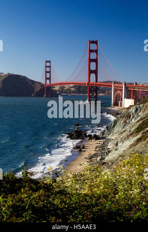 Blick von Marshalls Strand auf der Golden Gate Bridge in San Francisco, Kalifornien, USA an einem wolkenlosen Abend. Stockfoto
