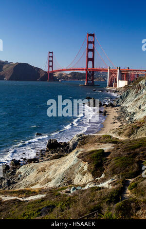Blick von Marshalls Strand auf der Golden Gate Bridge in San Francisco, Kalifornien, USA an einem wolkenlosen Abend. Stockfoto