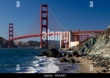 Blick von Marshalls Strand auf der Golden Gate Bridge in San Francisco, Kalifornien, USA an einem wolkenlosen Abend. Stockfoto