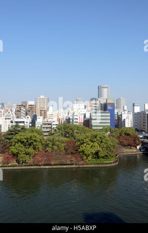 Osaka, Japan - 30. November 2015: Kyū-Yodo Fluss und Wolkenkratzer der Innenstadt von Osaka, Japan. Stockfoto