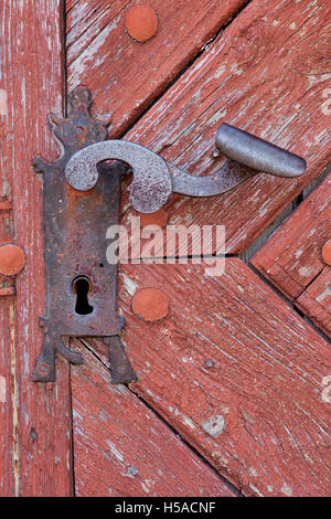 Verrostete alte Schloss den Riegel. Vintage Sperren zum Schutz einer  hölzernen Tür Stockfotografie - Alamy