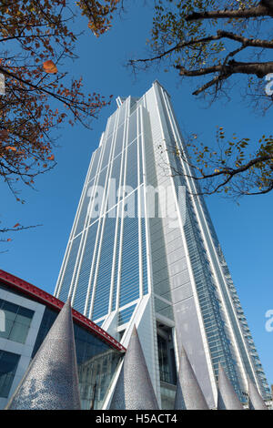 Osaka, Japan – 30. November 2015: Der Osaka Präfektur Sakishima Regierungsgebäude oder Cosmo Turm. Stockfoto