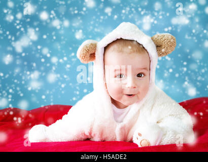 Baby in weißer Bär Kostüm Stockfoto