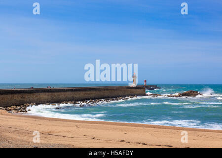 Leuchttürme, Farol de Felgueiras und Farolins da Barra do Douro mit Blick auf den Atlantischen Ozean an der Mündung des Flusses bestehenden, Porto Stockfoto