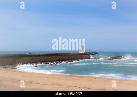 Leuchttürme, Farol de Felgueiras und Farolins da Barra do Douro mit Blick auf den Atlantischen Ozean an der Mündung des Flusses bestehenden, Porto Stockfoto