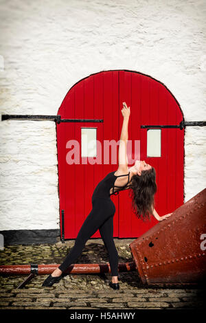 Alexej tanzen in den Straßen von Kinsale, County Cork, Irland Stockfoto