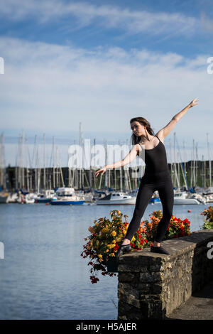 Alexej tanzen in den Straßen von Kinsale, County Cork, Irland Stockfoto