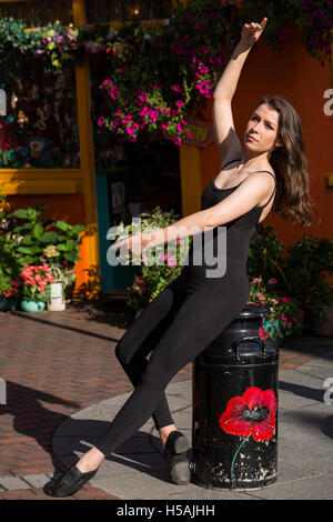 Alexej tanzen in den Straßen von Kinsale, County Cork, Irland Stockfoto