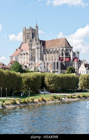 Die Kathedrale Saint Etienne in die Stadt Auxerre, steht oberhalb des Flusses Yonne Stockfoto