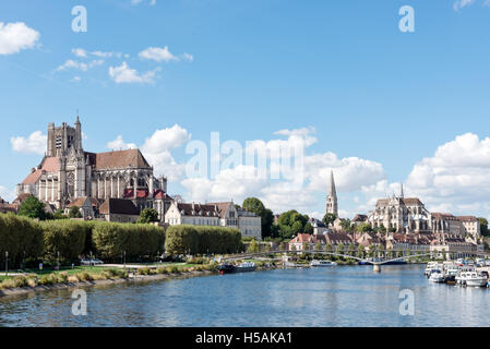 Ein Blick auf die Stadt Auxerre zeigen die Kathedrale Saint-Etienne & der Abtei St. Germain von jenseits des Flusses Yonne Stockfoto