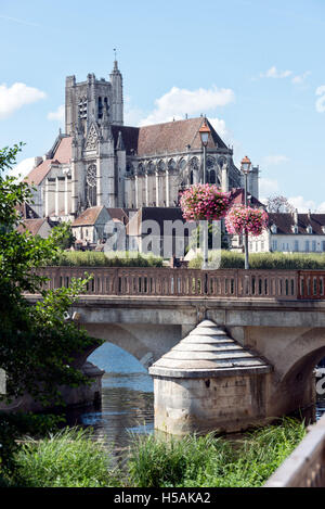 Ein Blick auf die Kathedrale Saint Etienne in Auxerre mit der Brücke Pont Paul Bert im Vordergrund Stockfoto