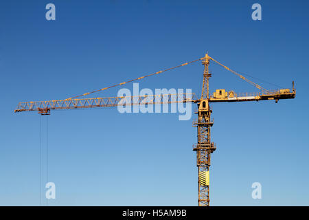 Der Turm des Gebäudes Kran gegen den blauen Himmel Stockfoto