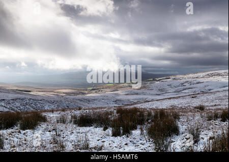 Blick auf Schnee bedeckt Ingleborough, eines der 3 Gipfel in den Yorkshire Dales National Park, England, UK Stockfoto