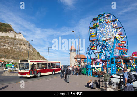 Menschen und den Eingang zum Luna Park, ein kleiner Festplatz im Hafen von Scarborough im Nord-Osten von England. Stockfoto