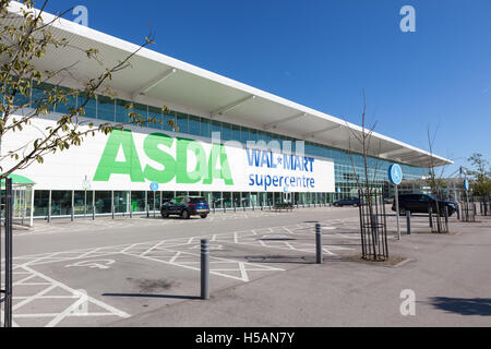 Die Außenseite der einen Asda Walmart Supercenters an einem sonnigen Tag. Stockfoto