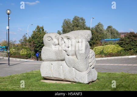 O Wert du in der Cauld Blast-Skulptur von Ronald Rae außerhalb des Bahnhofs in Milton Keynes. Stockfoto