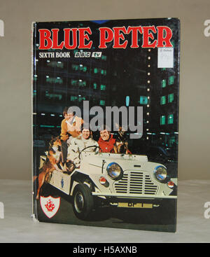 The Blue Peter Annual ist ein populäres britisches Kinderbuch, das jährlich veröffentlicht wird. Es enthält typischerweise Geschichten, Aktivitäten und Bilder, die mit der BBC-Fernsehshow Blue Peter zusammenhängen. Stockfoto
