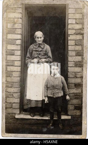 Frau und junge stand vor Haustür Stockfoto