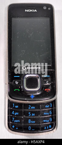 Der Nokia 6210 Navigator war ein Handymodell, das Anfang der 2000er-Jahre mit GPS-Navigationsfunktionen eingeführt wurde. Es wurde entwickelt, um Benutzern bei Wegbeschreibungen und standortbasierten Diensten zu helfen. Stockfoto