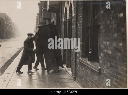 Dieser Satz bezieht sich wahrscheinlich auf die physische Aufgabe, Schränke zu bewegen, möglicherweise in einem Zuhause oder in einer gewerblichen Umgebung. Sie kann das Verschieben oder Umordnen von Möbeln widerspiegeln und ist Teil von Umsiedlungen oder Innenarchitekturen. Stockfoto