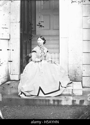 Crinoline bezeichnet eine Art von Kleidungsstück, in der Regel ein steifer oder strukturierter Unterrock, der unter einem Rock oder Kleid getragen wird, um Volumen zu verleihen. Es war Mitte des 19. Jahrhunderts beliebt, besonders während der viktorianischen Ära. Stockfoto