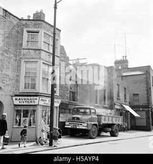 Der Titel „Abriss“ bezieht sich wahrscheinlich auf einen historischen Prozess oder ein spezifisches Ereignis, bei dem ein Gebäude oder eine Struktur zerstört wird, möglicherweise in einem städtischen oder industriellen Kontext. Stockfoto