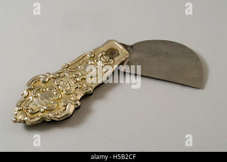 Das Beschneidungsmesser ist ein zeremonielles Objekt, das in der jüdischen Tradition für das Ritual der Beschneidung verwendet wird, eine wichtige religiöse und kulturelle Praxis für jüdische Jungen. Stockfoto