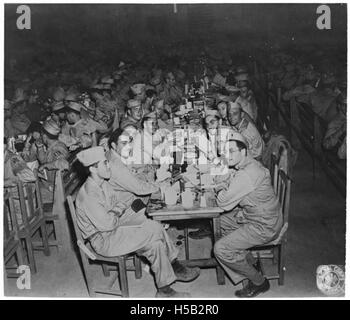 Soldaten sitzen an Tischen beim Passahmahl, ca. 1945 Stockfoto