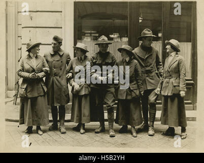 Frauen und Männer in Uniform, ca. 1917 Stockfoto