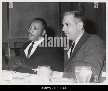 Martin Luther King, Jr. und Robert Wechsler an American Jewish Congress-Spendenaktion Stockfoto