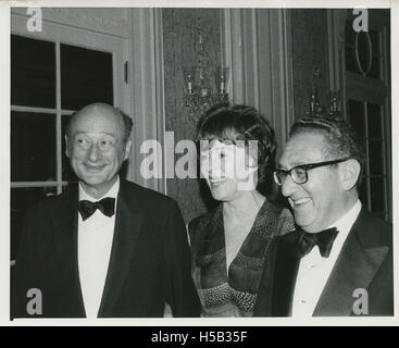 Ed Koch, Bess Myerson und Henry Kissinger beim Stephen S. Wise Award Dinner Stockfoto