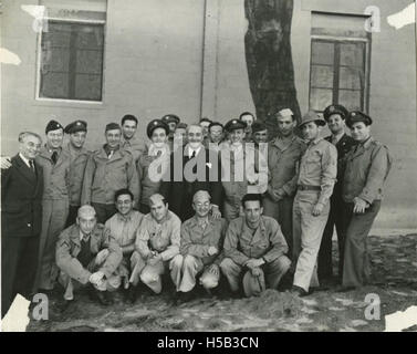 Arzt Barnett Brickner mit Soldaten in Levant Dienstbefehl und Kaplan Aryeh Lev Stockfoto