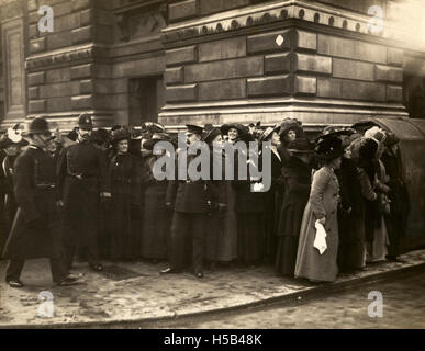 Warten auf Suffragetten außerhalb Bow Street, c.1908-1912. Stockfoto