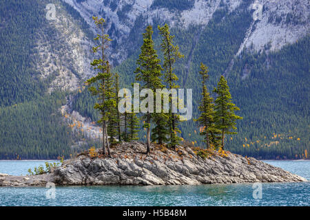 Felsige Insel im Lake Minnewanka, Banff Nationalpark, Alberta, Kanada. Stockfoto