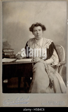 Ein Porträt von Emmeline Pethick Lawrence aus der Zeit um 1908, eine bemerkenswerte Figur in der Suffragette-Bewegung. Das Bild fängt sie in einem formalen Rahmen ein und unterstreicht ihre Rolle im Frauenrechtsaktivismus während des frühen 20. Jahrhunderts. Stockfoto