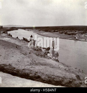 Dieses Bild aus der Zeit um 1901 zeigt das Gebiet in der Nähe des Lagers Pietersburg im nördlichen Transvaal (heute Limpopo, Südafrika). Die Region war bekannt für ihre strategische militärische Bedeutung zu Beginn des 20. Jahrhunderts, insbesondere während des Zweiten Burenkrieges. Das Foto bietet einen Einblick in die Landschaft und das Leben während dieser Zeit. Stockfoto