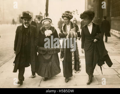 Eine Fotografie aus der Zeit um 1910, die Elizabeth und Louisa Garrett Anderson zusammen mit Alfred Caldecott und einem anderen Individuum zeigt und den sozialen und historischen Kontext der Zeit widerspiegelt. Stockfoto