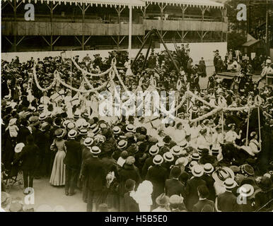 Die Krönungsprozession von 1911 markiert die Krönung von König Georg V. und Königin Maria. Die Prozession zeigte große Ausstellungen mit königlichen Kutschen, zeremoniellen Wachen und Menschenmassen in London, die die neue Herrschaft feierten. Stockfoto