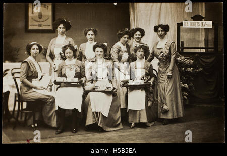 WSPU Kellnerinnen im Frauen Ausstellung, 1909. Stockfoto